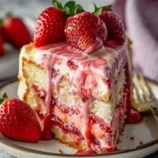 Strawberry Earthquake Cake – Gooey, Creamy & Irresistible Dessert